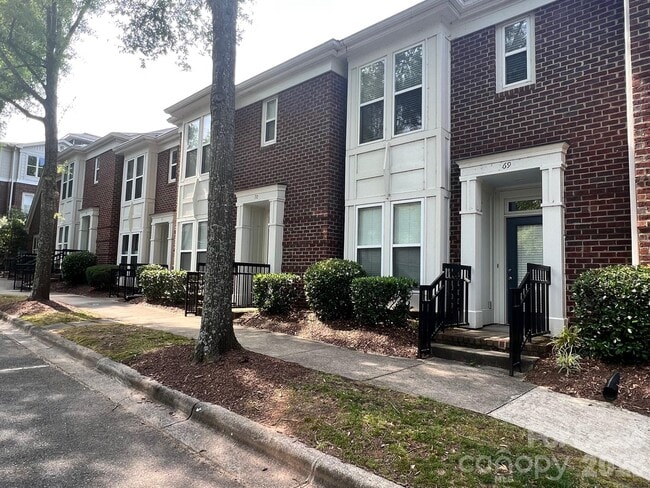 Building Photo - 819 Northeast Dr