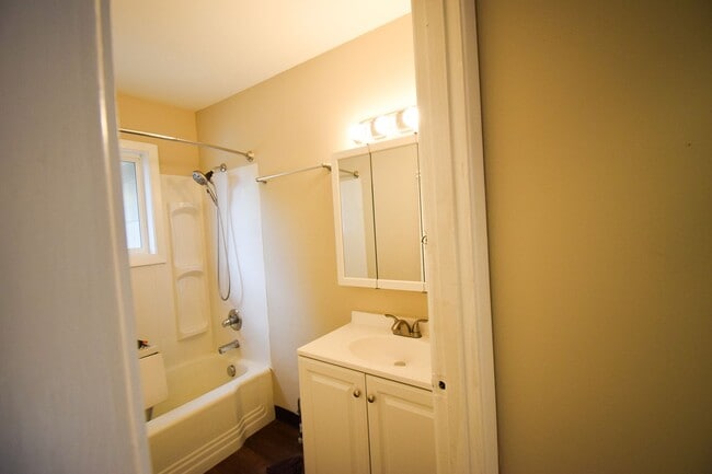 Building Photo - Charming 2 Bed 1 Bath single-level home in...