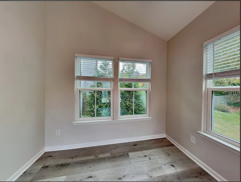 Building Photo - 946 Fairdale Ct