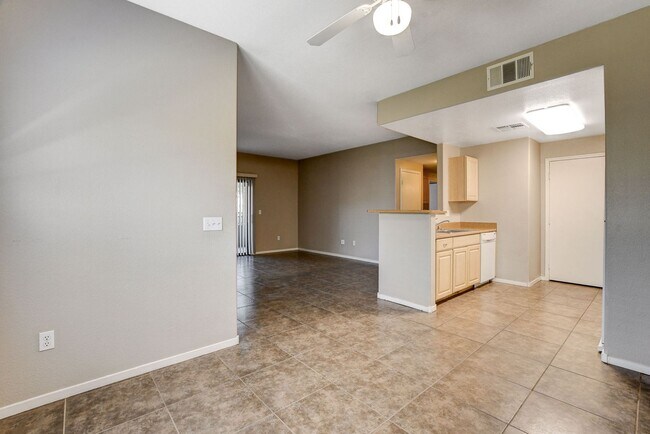 Building Photo - Beautiful downstairs 3 bdrm 2 Bath Condo w...
