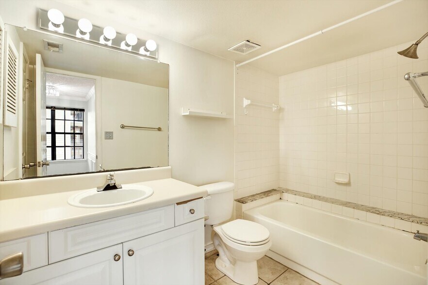 Bathroom - 1000 W Horatio St