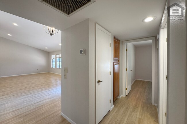 Building Photo - 17211 N Desert Glen Dr