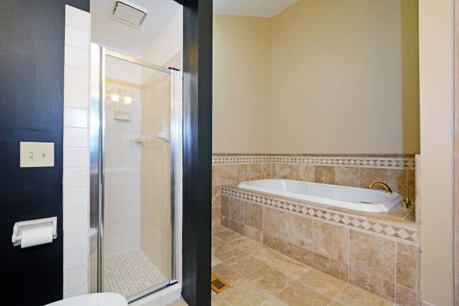 Building Photo - Beautiful 4 Bed 2.5 Bath Home in Minnetonka!