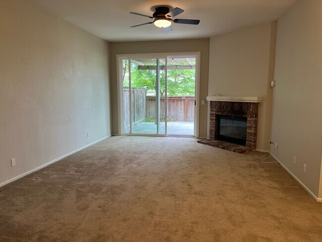 Building Photo - Charming end-unit home in Tamarack Point~ ...