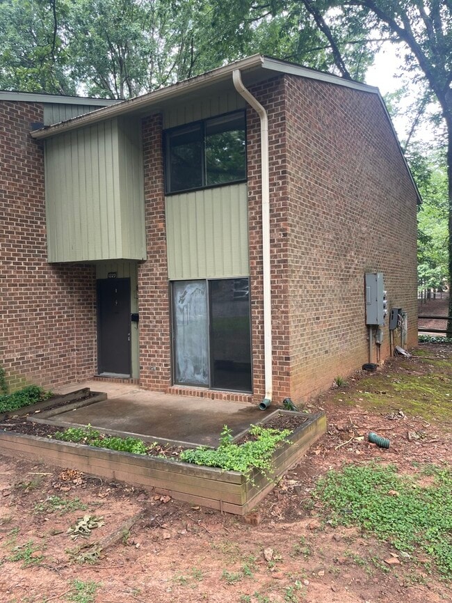Building Photo - 2BD 1.5BA Townhome!