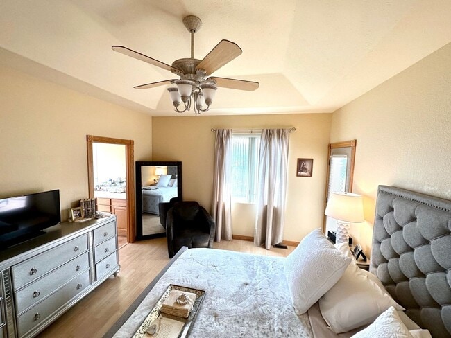 Building Photo - 6 BED | 3 BATH | TRIPLE GARAGE | RED ROCK ESTATES