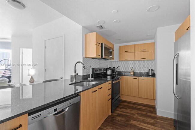 Building Photo - 350 S Miami Ave