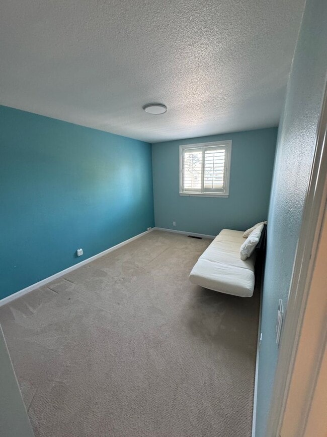 Building Photo - Beautiful 3bd/2.5 bath Townhome