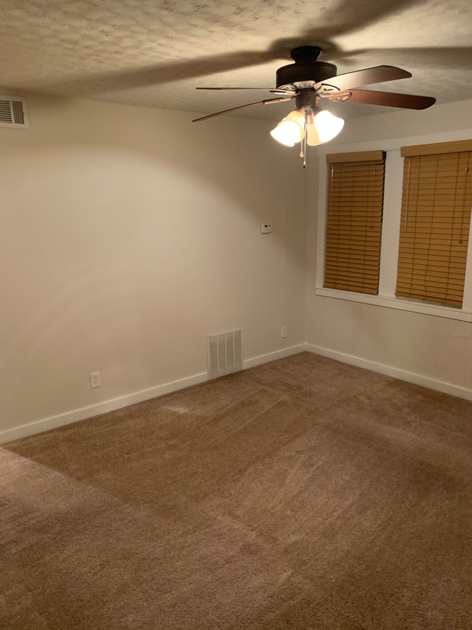 Living room - 281 Oak Dr