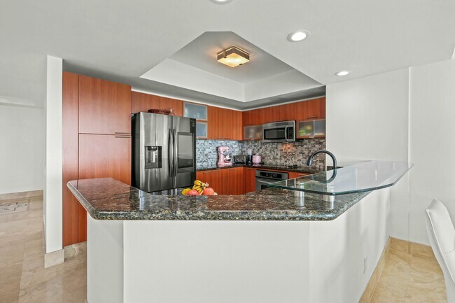 Building Photo - 2640 Lake Shore Dr