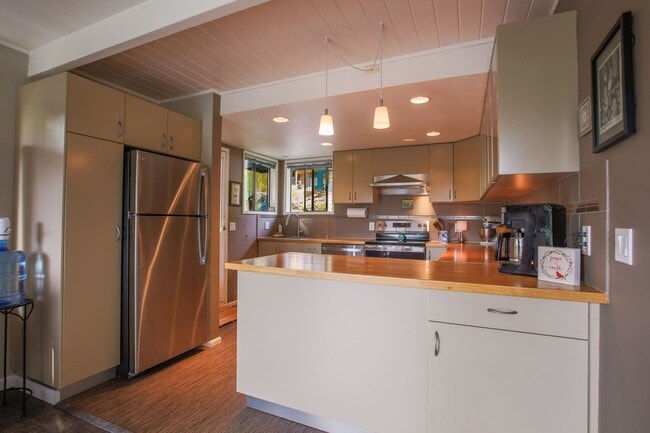 Building Photo - Lovingly Maintained with Designer Finishes...