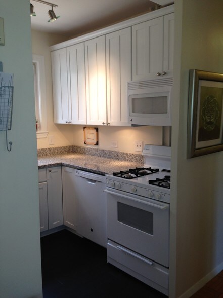 Kitchen - 3500 Valley Dr