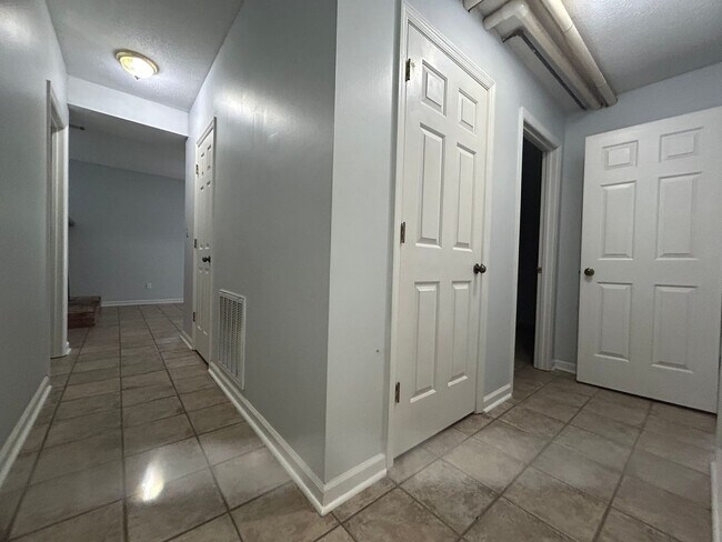 Building Photo - Spacious 3 bed 5 bath condo located in the...