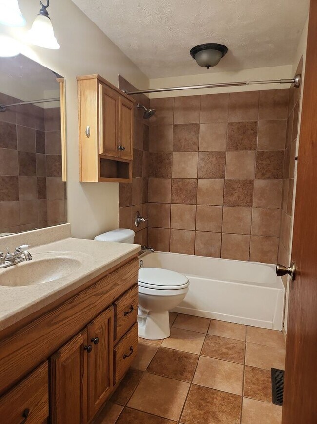 Building Photo - Lovely 3BD/1BA Home in Council Bluffs