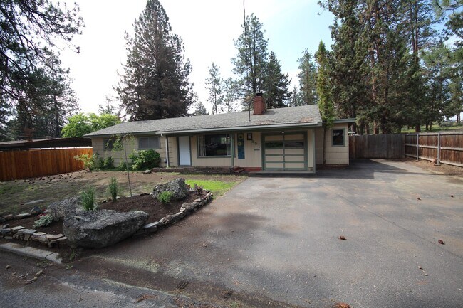 Building Photo - AVAILABLE SHORT TERM! Midtown 3 Bedroom Ho...