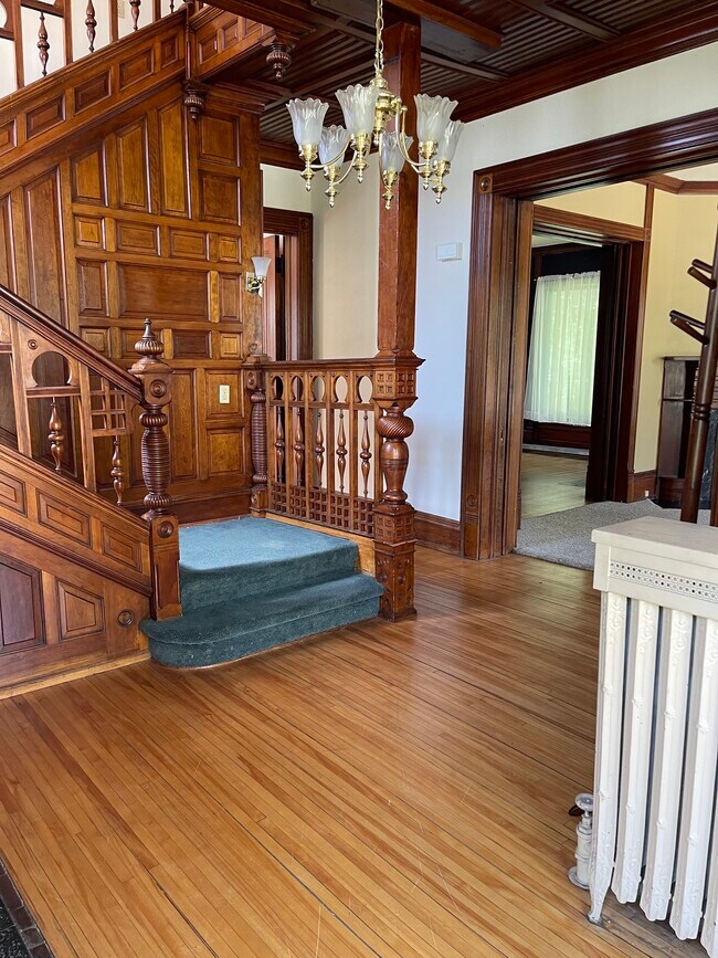 Building Photo - 710 N 6th St