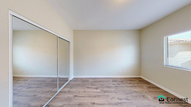 Building Photo - Bright & Stylish 4BR Townhouse with Privat...