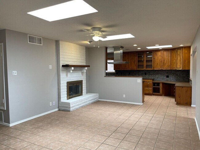 Building Photo - Single Family Home