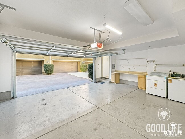 Building Photo - Great 2B/2.5BA Townhouse Available in Santee with Attached Garage & Onsite Pool, Spa, and Playgro...