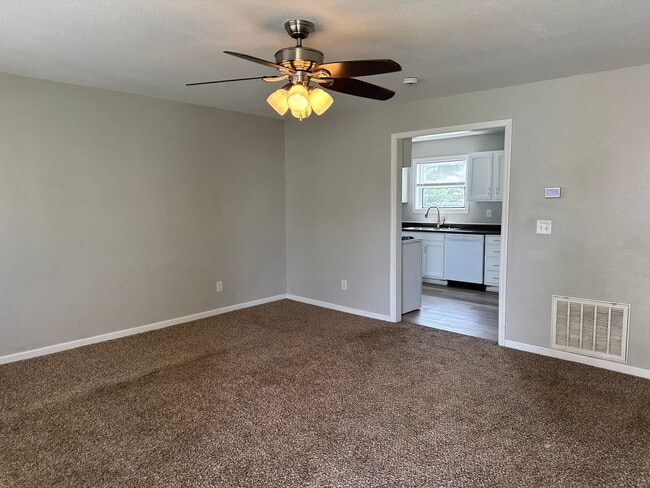 Building Photo - 3 bedroom, 1 bathroom home located in Joplin!