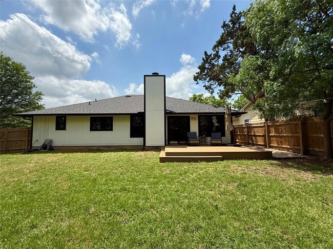 Building Photo - 4404 Sarasota Dr