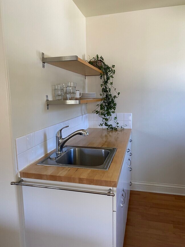 Kitchenette - 12254 Darlington Ave