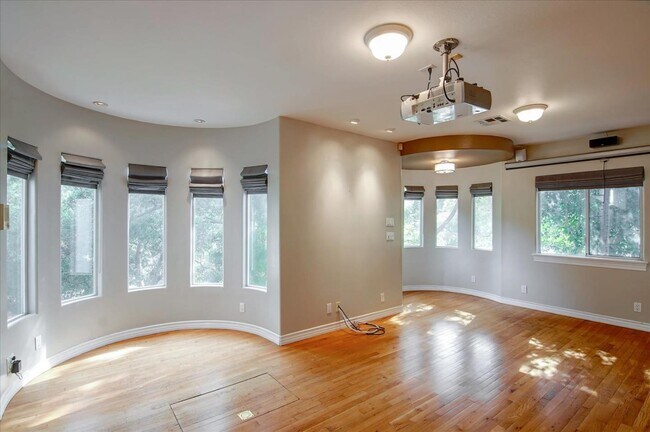 Building Photo - 8527 Wonderland Ave