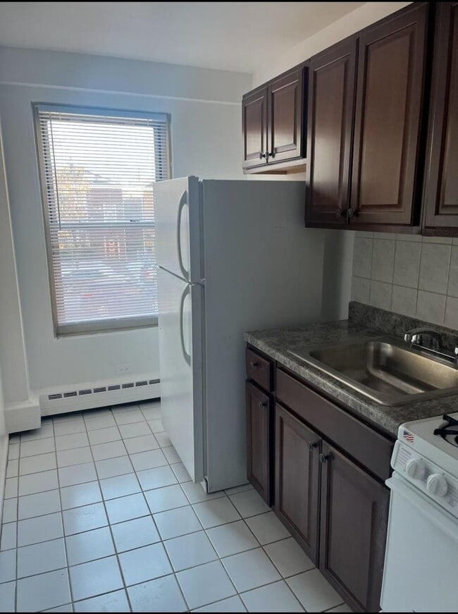 Building Photo - 2620 W Berwyn Ave