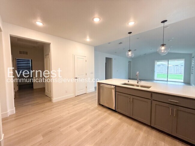 Building Photo - 4-Bed/3-Bath Home/Voucher Accepted/Available Now!