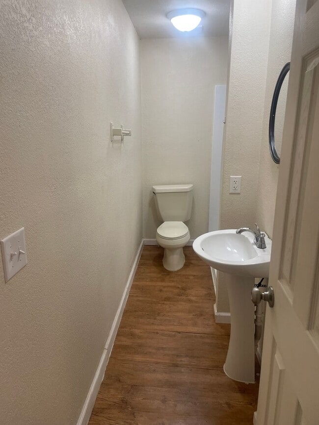 Building Photo - Etowah 37331 - Now available, 2-bedroom, 1-bath apartment conveniently located in Etowah! - Conta...