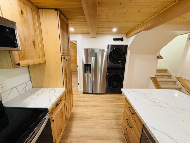 Building Photo - 3 bed 2 bath home for rent in South Lake Tahoe