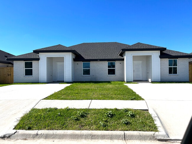 Building Photo - 324 Uva Ln