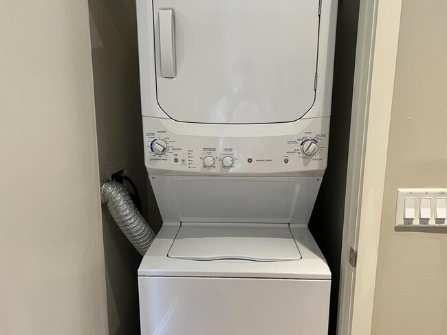 Building Photo - 353 E Bonneville Ave