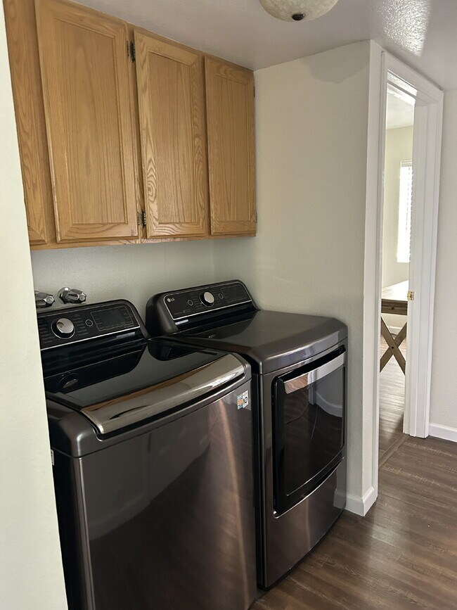 Building Photo - 2 bedroom downtown condo next to the Hospi...