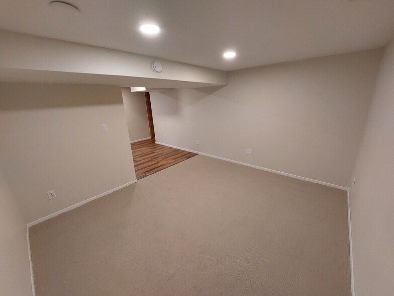 Bonus room - 4725 Winnetka Ave N