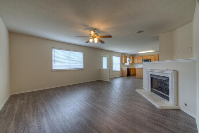 Building Photo - Very clean 4 BR 2.5 Bath