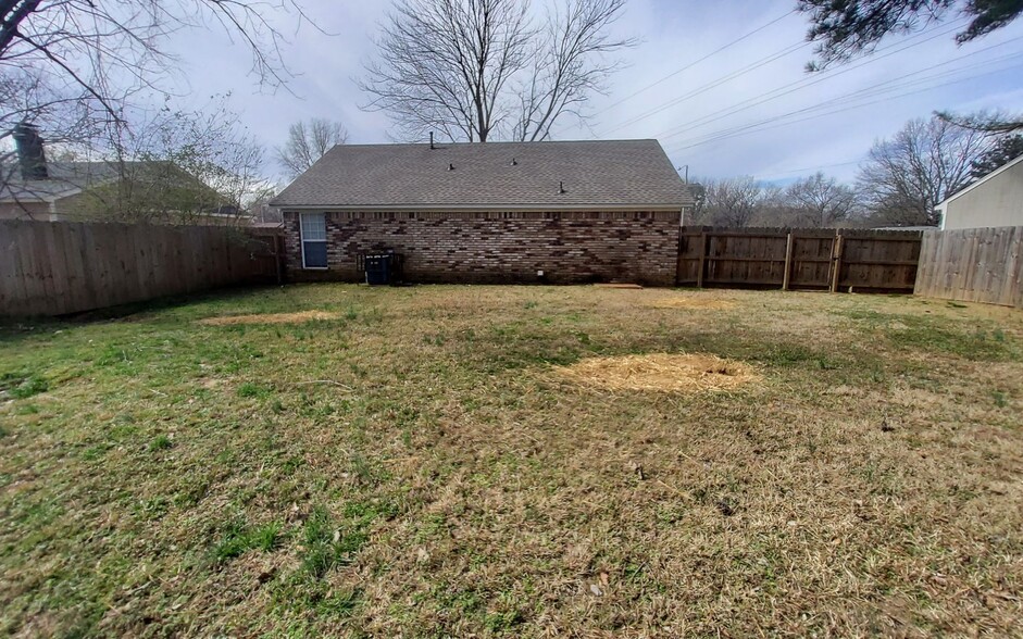 Building Photo - 3914 Winwood Dr