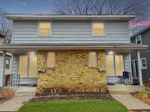 Building Photo - 1008 12th Ave SE