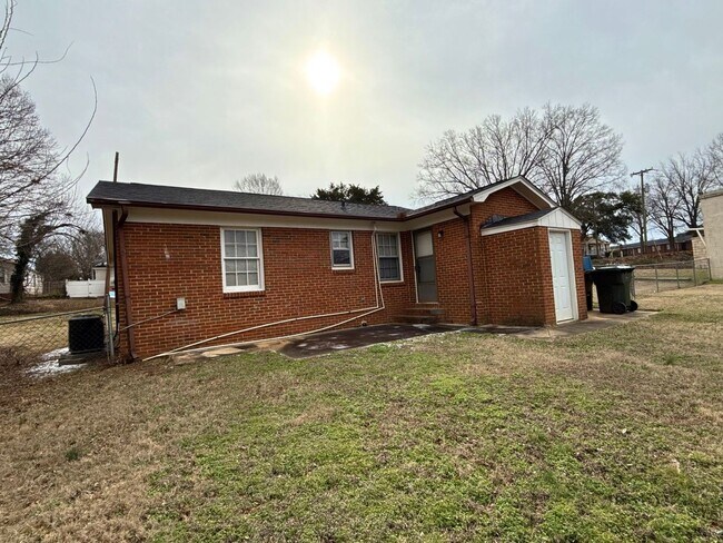 Building Photo - 2 Bedroom, 1 Bathroom Home