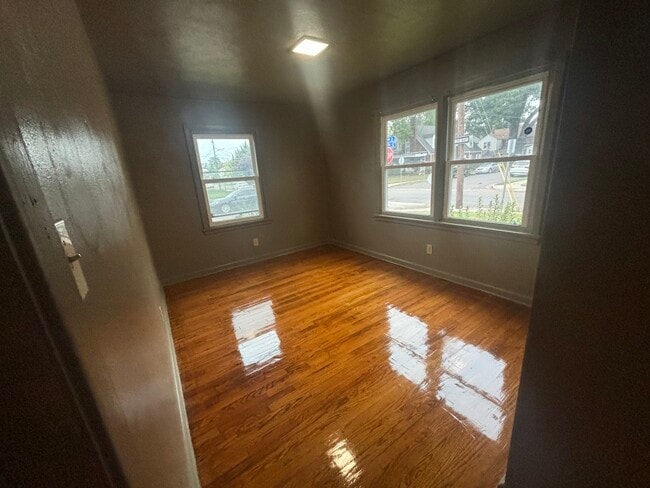 Building Photo - 915 Mapole Ave