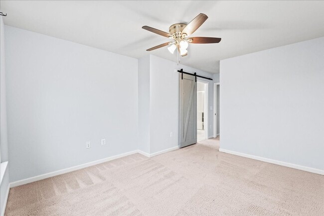 Building Photo - Commuter Friendly 3 Bed 3.5 Bath Townhome