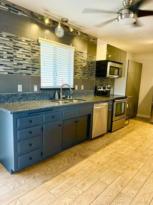 Building Photo - COMING SOON 3 bedroom 1.5 bathroom with amazing views of Morongo Valley