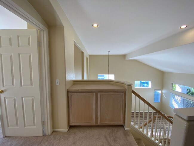 Building Photo - Beautiful Spacious 3BR/2.5BA Located in the Ivey Glenn Community!!