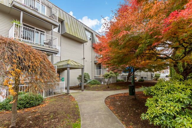 Riviera Apartments - 11540 Pinehurst Way NE Seattle WA 98125 ...