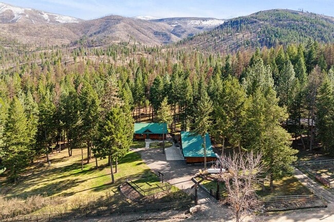 Building Photo - Lolo 4 bedroom, 2 bath, 2,520 Sq. Ft. home...
