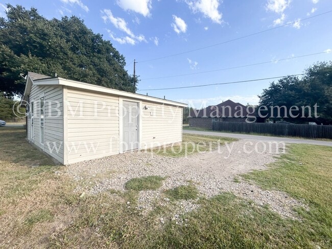 Building Photo - 105 E Margurite Ln