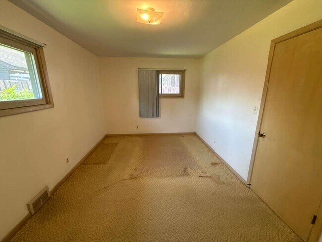 Building Photo - 3 BED 1.5 BATH SINGLE FAMILY HOME