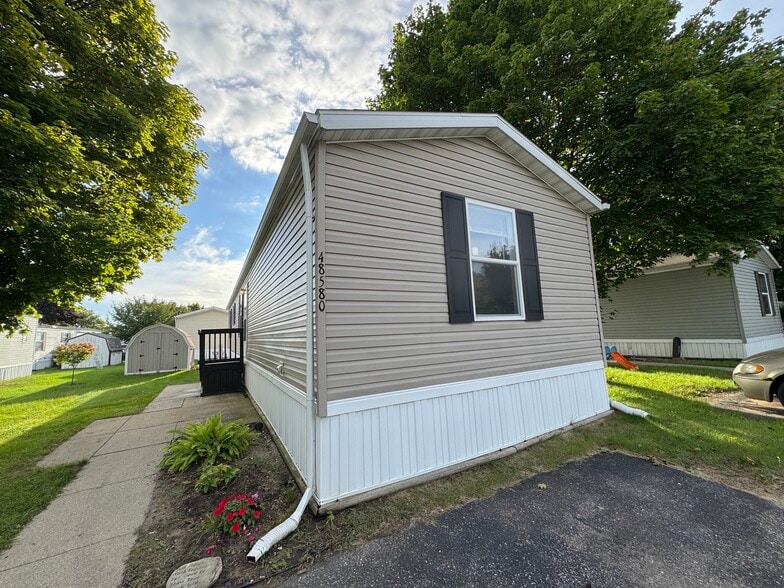Building Photo - 48580 Pineview Dr