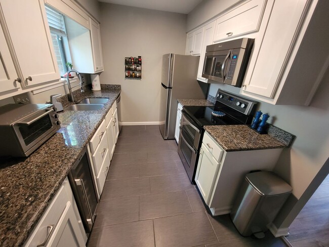 Building Photo - 2 Bed, 2.5 Bath Condo Available in Greenville
