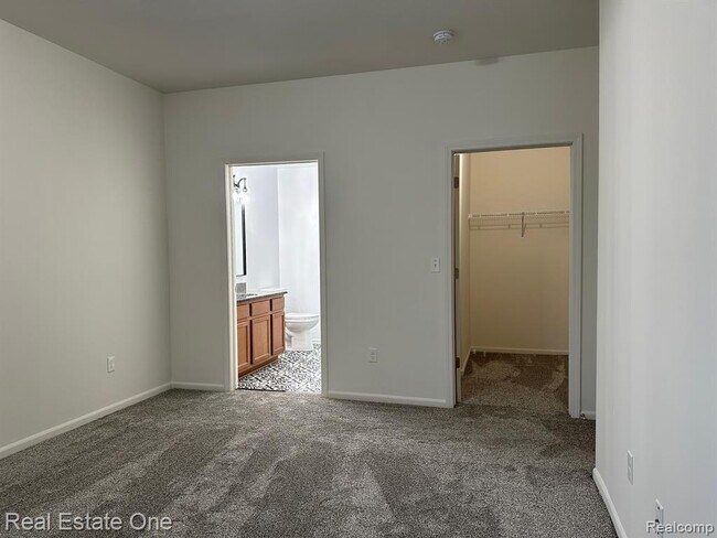 Building Photo - 28289 S Pointe Ln